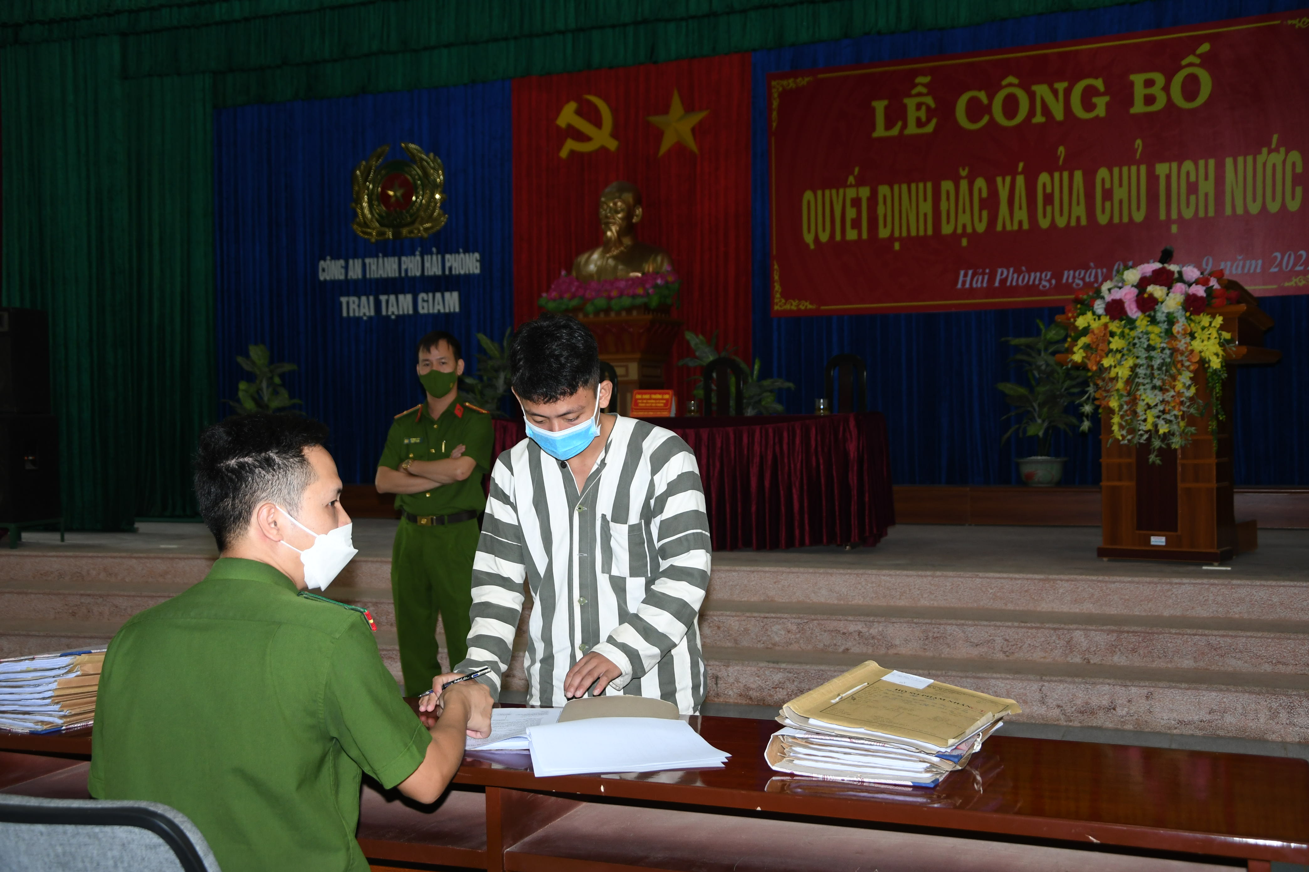 Trại tạm giam Công an thành phố: Niêm yết công khai thời gian tiếp nhận quà mặt can phạm nhân